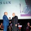 Beim Galaabend der Stadt Trebnitz verleiht Bürgermeister Marek Dlugozima (links) Claus Lux aus Kitzingen den Titel Ehrenbürger von Trebnitz.