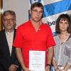 Lebenshilfe-Vorsitzender Karl-Heinz Rebitzer (von links) und sein Stellvertreter Johann Bittner zeichneten Michael Burkard, Tanja Korn und Marlene Pietzka mit Ehrenurkunden für 20 Jahre Vereinstreue aus.