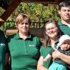 In der sechsten Generation ist die Herrnmühle bei Hollstadt in Familienbesitz. Von links: Arno und Roswitha Ress, Stefanie mit Greta) sowie Markus Ress mit Tochter Frida.