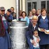 (ej)   Zum  vierten Katroffeldämpferfest hatten die Schlepperfreunde des Vereins Kürnacher Geschichte(n) in den Biohof Bieber geladen. Viele Besucher nahmen das Angebot wahr, die frischen Biokartoffeln, Hausmacherwurst, Bibberleskas und marinierte Heringe wie zu Mutters Zeiten zu genießen. Für die Kinder gab es eine Spielecke, wo Drachen gebastelt wurden. Stimmung kam auf, als die Gruppe „hie un hah“ ihre Instrumente auspackte, von Tisch zu Tisch aufspielte. Sogar getanzt wurde eifrig. Fünf Zentner Grumbern wurden an diesen Tag verspeist, so eine Gemeindemitteilung. Frisch aus dem Kessel von Wolfgang Gitschel mundeten sie besonders gut. Im Bild: (von links) Wolfgang Gitschel, Günter Eberth, Bürgermeister Thomas Eberth, die stellvertretende Vorsitzende Gerdamie Schlepper, MdL Kerstin Celina und Friedelinde Söhnlein.