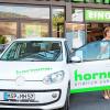 (ch)   Christel Schebler aus Leinach freut sich über ein Jahr Mobilität zum Nulltarif. Als Gewinnerin des „Jetzt geht?s Up- Gewinnspiels“ der Firma Möbel Hornung aus Zellingen kann sie ab sofort ein Jahr lang kostenlos einen VW Up fahren. Sie muss in diesem Zeitraum lediglich die Benzinkosten tragen. Fahrzeug, Versicherung, Steuer, Service und sogar Winterreifen werden vom Möbelhaus Hornung übernommen. Dany Füg von Radio-Charivari fungierte als Glücksfee und hat Christel Schebler unter knapp 200 Teilenehmern ausgelost. Der Assistent der Geschäftsleitung, Alexander Dallinger, überreichte der Gewinnerin den Schlüssel.