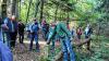 Bei der Ermershäuser Grenzwanderung informierte Förster Wolfgang Meiners über die Bedeutung alter Grenzsteine im Wald.