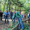 Bei der Ermershäuser Grenzwanderung informierte Förster Wolfgang Meiners über die Bedeutung alter Grenzsteine im Wald.
