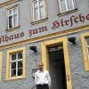 Johannes Wolf, Mitinitiator und treibende Kraft von Ars Musica Aub, vor dem Zentrum der Kulturinitiative: dem von Architekt Felix Tannenberg renovierten Anwesen am Marktplatz 3 in Aub. Seit nunmehr 25 Jahren ist das ehemalige „Gasthaus zum Hirschen“ ein Ort, an dem Künstler und Kulturliebhaber zusammentreffen – zu Konzerten, Lesungen, Tanz- und Theateraufführungen.