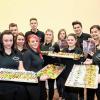 Geschmackswelten entdecken: Schüler der Klara-Oppenheimer-Schule in der Sanderau haben nicht nur Rezepte von Flüchtlingen gesammelt und als Buch veröffentlicht, sie haben ach alle Gerichte in der Schulküche nachgekocht.