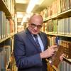 Dr. Karl Südekum war 18 Jahre Leiter der Universitätsbibliothek. Er zeigt seine Lieblingsplätze in der Bibliothek: hier die Rara-Abteilung. Dr. Karl Südekum war 18 Jahre Leiter der Universitätsbibliothek. Er zeigt seine Lieblingsplätze in der Bibliothek: hier die Rara-Abteilung.