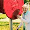 Die rechte Hand am Rollator, die linke am Schwungrad: Elisabeth Schilling trainiert ihre Beweglichkeit und Koordination an einem der Fitnessgeräte, das die Seniorenresidenz Mainbrücke jetzt ihren Bewohnern und auch Gästen anbietet.