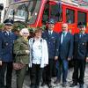 Die Auber Feuerwehr hat ihr neues, gebrauchtes Löschfahrzeug aus Wyk auf Föhr in Betrieb genommen. Im Bild von links stellvertretender Wehrführer Jan Hansen aus Wrixum, zweiter Kommandant Uwe Weinmann, Lisa Bangerter, die Wrixumer Bürgermeisterin Heidi Braun, Wehrführer Thies Krüger aus Wrixum, der Auber Bürgermeister Robert Melber, Feuerwehrkommandant Harald Krummrein aus Aub und Wehrführer Kai Sönnichsen aus Wyk auf Föhr.