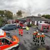 (kv)   Gegen 16.15 Uhr brach am Mittwochnachmittag in einem China-Restaurant in der Zeiler Straße in Haßfurt ein Feuer aus. Der Brandherd lag offenbar in der Küche. Über dem Gebäude stand eine dicke Rauchwolke. Die Rettungsleitstelle Schweinfurt schickte ein Großaufgebot an Rettern zur Einsatzstelle. Alarmiert wurden zunächst die Feuerwehren aus Haßfurt und Augsfeld, später dann auch noch die Mannschaften aus Prappach und Wonfurt. Nach rund 20 Minuten hatten die Floriansjünger das Feuer unter Kontrolle. Der Einsatz der Rettungskräfte sorgte für ein Verkehrschaos im Bereich der Zeiler Straße und Industriestraße. Verletzt wurde glücklicherweise niemand, die Schadenshöhe stand am Abend noch nicht fest, dürfte allerdings enorm sein. Zur Ermittlung der Brandursache hat sich die Kriminalpolizei Schweinfurt eingeschaltet. Weitere Bilder im Internet unter www.bote-vom-hassgau.de