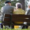 ARCHIV - Drei Rentner sitzen am 21.10.2013 in Altenburg (Thüringen) im Schloßpark auf einer Bank.