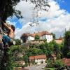 Matthias Stöcker an seinem Kletterfelsen. Im Hintergrund das Schloss Freienfels, und unten in der Bildmitte, jenes Haus, in dem ein 43-jähriger Mann von seinen Eltern offenbar jahrzehntelang eingesperrt war.