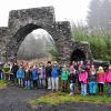 Das ehemalige Eingangstor zum Arbeitslager diente als Kulisse für das Erinnerungsbild anlässlich des Schullandheimaufenthaltes der vierten Klassen der Grundschule Maroldsweisach.