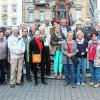(ppe)   Die Sängerinnen und Sänger der Sing- und Spielgemeinschaft Ochsenfurt (SSO) erlebten mit Gästen anregende Tage in der Bodensee-Region. Mit dem Lied über die Fischerin vom Bodensee kamen die Teilnehmer der SSO-Sängerfahrt laut einer Mitteilung in Lindau am Bodensee an. Sie lernten in Lindau, Bregenz, dem Quartierort Feldkirch, St. Gallen und Konstanz einerseits historische Städte kennen, die aber andererseits mit einer geschickten Gestaltung von Verkehrserschließung und großzügigen Fußgängerzonen geschäftlich, gastronomisch und kulturell in der Gegenwart und für die Zukunft mit einer lebendigen Altstadt aufgestellt sind. Die Teilnehmer erkundeten Städte und Landschaften durch Spaziergänge, eine Nachtwächterführung in Feldkirch, persönliche Führungen in der UNESCO-Weltkulturerbestätte Stiftsbibliothek St. Gallen und einer Käseprobe im Appenzeller Land mit einem Besuch Appenzells. Schließlich ging es noch zu den Weltkulturerbestätten auf der Insel Reichenau, mit den karolingischen und ottonischen Wandmalereien aber auch den Wundern an Gemüse und Blumen, die sie vorher auf Mittelzell im Mustergarten des berühmten Abtes Walahfrid Strabo gesehen hatten. Auffallend waren die schön bepflanzten Verkehrsinseln, gleich ob an den Wegen oder den Kreisverkehrsanlagen. Die könnten auch für Ochsenfurt eine Anregung sein.