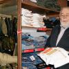 Nach 57 Berufsjahren bereitet Johann Müller (Jeans-Müller) den Räumungsverkauf seines Bekleidungsgeschäfts Jeanspoint in Rieneck vor.