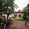 Der Kindergarten im Hof der Fährbrücker Straße mitten im Dorf ist nach seinen 50 Jahren zu klein geworden. In Hausen soll darum ein neuer Kindergarten auf dem großen Platz am Schulgelände gebaut werden.