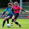 (jr)   Die U-17-Juniorinnen des TSV Lengfeld haben den ETSV Würzburg im ersten Landesliga-Stadtduell so richtig gefordert, mussten sich aber letztendlich 1:3 geschlagen geben. Die favorisierten Eisenbahnerinnen hatten mehr vom Spiel, taten sich gegen die kompakt stehenden Lengfelder Mädels allerdings schwer. Ihre wenigen Chancen vor der Pause vergaben die Gäste. Lengfeld versuchte seinerseits immer wieder Nadelstiche zu setzen, was schließlich auch Früchte tragen sollte. So verwandelte TSV-Spielerin Laura Heilmann einen Handelfmeter zur 1:0-Führung (33.). Nach dem Wiederanpfiff hätte das Team von Stephan Hofmann bei seinen Kontern sogar den zweiten Treffer nachlegen können. Doch stattdessen gelang dem ETSV per direkt verwandeltem Freistoß der 1:1-Ausgleich. Das gab der Mannschaft von Dieter Kölbl und Marco Heinrich sichtlich Auftrieb. Laura Gerst (63.) und Jasmin Göthel (70.) machten schließlich unter Flutlicht den 3:1-Derbysieg perfekt. Tore: 1:0 Laura Heilmann (33., Handelfmeter), 1:1 Aleyna Cangul (52.), 1:2 Laura Gerst (63.), 1:3 Jasmin Göthel (70.). Auf unserem Bild streitet ETSV-Akteurin Paula Winhauer (links) mit ihrer Lengfelder Gegenspielerin um den Ball.