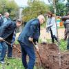 Ein Baum für die Freundschaft. Die Vorsitzenden der Komitees Mat Gijsbers und Michael Fillies (von links) mit Bürgermeister Jürgen Lippert (vorne im Bild).