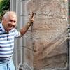 Erwin Koch in Unfinden zeigt eine seiner Sonnenuhren. Erwin Koch in Unfinden zeigt eine seiner Sonnenuhren.