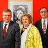 Volkmar Halbleib, der Chef der Landkreis-SPD (links) und Muchtar Al Ghusain, Chef der Stadt-SPD, werben für die Bundestagskandidatur von Eva-Maria Linsenbreder. Das Foto hinter ihr zeigt Gerda Laufer, die große alte Dame der Würzburger SPD.