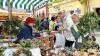 (fp)   Ein Fest für die Familie war der Herbstmarkt am Sonntag in der Volkacher Altstadt. Beim Aufzug der Frankenwinheimer Rosenbergmusikanten, der Verantwortlichen des Herbstmarktes und des Weinadels lösten sich die morgendlichen Nebelschwaden auf. Sonne begleitete ab Mittag die Besucherscharen, die bis in die Abendstunden durch die neu gestaltete Innenstadt bummelten. Langeweile kam beim Streifzug durch die zahlreichen Marktstände, die vom Oberen Markt über die Hauptstraße bis nach dem unteren Tor neue und altbewährte Produkte sowie diverse Dienstleistungen offerierten, nicht auf. Die Inhaber der geöffneten Geschäfte konnten sich über reges Kundeninteresse freuen.