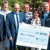 (is)   44 Jugend-Fußballmannschaften aus Unter- und Tauberfranken kämpften Anfang Juni auf dem Gelände des TSV Bergrheinfeld um den Kiwi-Cup. 30 000 Euro wurden dabei erlöst und jetzt als Großspende an den Verein Kiwi übergeben, der seit vielen Jahren die Kinderklinik des Universitätsklinikum Würzburgs (UKW) maßgeblich unterstützt. Bereits zum 22. Mal veranstaltete die 1990 gegründete Interessengemeinschaft zur Förderung der Kinder der Würzburger Intensivstation, Kiwi, die sportliche Spendenaktion in Zusammenarbeit mit dem TSV Bergrheinfeld und Edeka. Kiwi finanziert mit der Summe ganz unterschiedliche Sachleistungen für die Kinderlink, etwa ein Gerät oder auch die Einrichtung für ein Elternzimmer. „Ohne diese Veranstaltung und dem daraus resultierenden Spendengewinn würde der Kinderklinik eine wichtige, nachhaltige Unterstützung fehlen“, bedankte sich Professor Speer. Im Bild (von links) Ernst Gehling, sportlicher Leiter, Professor Dr. C. P. Speer, Direktor der Kinderklinik, Dr. J. Wirbelauer, Leitender Oberarzt der Kinderintensivstationen, Christian Ort, Vorstand Edeka Nordbayern-Thüringen-Sachsen, Burkhard Pfister, Kupsch-Einzelhändler in Schweinfurt und Hauptorganisator des Kiwi-Cups, Ina Schmolke, Vorsitzende des Vereins Kiwi, Helmut Müller, Ehrenvorsitzender des TSV Bergrheinfeld, Bernd Kühhirt, Kupsch-Einzelhändler in Marktheidenfeld, und Oskar Hehn, zweiter Vorsitzender des Kiwi-Vereins.