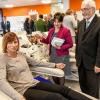 Einweihung des Plasmazentrums des BRK in der Virchowstraße 22: Plasmaspenderin Marion Hiller (vorne) bringt es auf 45 Spenden im Jahr; Leiterin Dr. Helene Butsch erläutert Regierungspräsident Paul Beinhofer Geräte und Hintergründe.