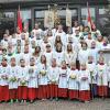 (jos)   Vier Mädchen und sieben Jungen wurden beim Ministrantentag in der Pfarrgemeinde St. Georg in Zellingen in die große Ministrantenschar neu aufgenommen. Begonnen hatte der Tag mit einem feierlichen Gottesdienst, welcher von dem Chörle aus Zellingen musikalisch gestaltet wurde. Danach gab es ein gemeinsames Mittagessen im Pfarrheim zusammen mit den Eltern. Dekan Albin Krämer freute sich über die zahlreichen Neuzugänge und ermutigte sie, ihren Dienst am Altar mit Freude auszuüben. Während des Gottesdienstes bedankte er sich bei den aktiven Ministranten für ihren langjährigen treuen Dienst am Altar und in der Gemeinschaft der Ministranten. Außerdem verabschiedeten sich in diesem Gottesdienst  drei Ministranten vom Altardienst. Anna-Teresa Schrenker, Anna Sauer und Philipp Keller waren zwölf Jahre bei den Zellinger Ministranten aktiv. Dekan Krämer bedankte sich für ihren Dienst, den sie gewissenhaft seit ihrer Erstkommunion ausübten und wünschte ihnen alles Gute und Gottes Segen für ihren weiteren Lebensweg. Die neuen Oberministranten wurden auf der Versammlung der Ministranten im Jugendheim gewählt. Sie heißen Isabel Amthor, Mathilda Bauer, Judith Jung und Simon Reuchlein. Die Eltern, Ministranten, und Gemeindereferentin Martina Röthlein, gratulierten ihnen zu ihrem neuen Amt und bedankten sich bei den ausscheidenden Oberministranten Sophia Hochrein und Benedikt Grebner für ihr Engagement.