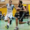 Im stadtinternen Duell in der Basketball-Oberliga haben die Männer des SC Mainfrankenbahn Heuchelhof die TG Würzburg II mit 77:67 besiegt. Für das SCH-Team war es der zweite Sieg im dritten Saisonspiel, während die TGW-Oberliga-Mannschaft noch auf ihr erstes Erfolgserlebnis warten muss. Die Partie war über lange Zeit ausgeglichen. Das erste Viertel konnten die Hausherren mit 21:19 für sich entscheidenden, zur Pause stand es 38:34, ehe sich der SCH bis zum Ende des dritten Spielabschnitts auf 61:50 absetzen konnte. Beste Punktesammler bei den Heuchelhöfern waren Christoph Kroll (22), Johannes Gölkel (20) und Manuel Pohl (15). Für die weiteren Zähler sorgten Philipp Henneberger (6), Leon Ohms (8) und Mark Uwabor. Auf Seiten der TGW punkteten Lars Buss (13), Jonas Ulshöfer (12) und Nico Wucherer (10) zweistellig. Außerdem trafen Moritz Hall (2), Benjamin Lutz (9), Sebastian Oschmann (8), Markus Ronge (9) und Burkard Steinbach (4) für die Gäste. Auf unserem Bild zieht der Heuchelhöfer Leon Ohms (rechts) in Richtung Korb. TGW-Akteur Markus Ronge stellt sich ihm in den Weg.