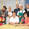 Im November finden die Aufführungen der Gartenstädter Laienbühne statt. Auf dem Spielplan steht die Komödie „Der verfluchte Baron“ von Heinz-Jürgen Köhler. Die Vorstellungen finden im Saal der Pfarrei Maria Hilf statt, am 5., 12. und 19. November um 19.30 Uhr, und am 6. und 13. November um 14 Uhr. Die Geschichte: Als der Baron von Memmenstein bei seinen Ahnenforschungen herausfindet, dass seit seinem Ururgroßvater alle von Memmensteins an einem bösen Fluch zugrunde gegangen sind, erwartet er jeden Moment sein baldiges Ende. Dass der Baron sein gesamtes Vermögen der Kirche vermachen will, um sich einen schönen Platz im Jenseits zu sichern, ruft die Haushälterin Klara und den Gärtner Oskar auf den Plan. Sie waren bisher im Testament des Barons begünstigt. Das Durcheinander spitzt sich erst richtig zu, als auch noch die Feng-Shui-Beraterin Gabi Fenchel feststellt, dass eine Wasserader direkt unter dem Schloss eine schädliche Ionenstrahlung auslöst, die das Ableben des Herrn Baron noch beschleunigen wird. Eine tote Forelle, Herztropfen, Kaninchenköttel und eine Flasche Abführmittel spielen wichtige Schlüsselrollen. Karten gibt es bei Familie Pfeuffer Tel. (0 97 21) 51 955 (Gartenstadtschule). Eintritt: sechs Euro. Im Bild die Akteure von links: Jutta Hein, Jens Hofmann, Susanne Schmitt, Rudolf Dworaczek, Werner Niedermeyer, Reiner Zinser, Ute Dworaczek und Christian Köhler.  Foto: Edgar Dworaczek