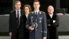 Eurofighter-Pilot Lars Koch (Florian David Fitz, vorne), sen Verteidiger (Lars Eidinger, l), die Staatsanwältin (Martina Gedeck) und der Richter (Burghart Klaußner, r) in „Terror - Ihr Urteil”.