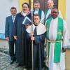 Kirche international in Wiesentheid und Rüdenhausen mit (von links) Lektor und Bürgermeister Gerhard Ackermann, Prädikant Andreas Späth, Pastor David Wendel, Kreuzträger Maximilian Teufel, Pfarrer Martin Fromm und Pastor Didi Panzo.