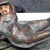 (dpa/lsw)   Einblicke in die Kunst beiderseits des Eisernen Vorhangs während des Kaltes Krieges gibt das Karlsruher ZKM in der Ausstellung „Kunst in Europa 1945-1968 - Der Kontinent, den die EU nicht kennt“. Vom 22. Oktober bis zum 29. Januar 2017 sind dort rund 500 Werke von Künstlern aus dem damaligen Ostblock und Westeuropa zu sehen. Unsere Aufnahme zeigt das Werk „Fallender Krieger“ von Henry Moore. Kunst und Literatur seien Möglichkeiten, Menschen zu vereinen und Gemeinsamkeiten auf beiden Seiten zu finden, sagte der Vorstand des Zentrums für Kunst und Medien (ZKM), Peter Weibel. In vielen Werken der Ausstellung geht es um die Erfahrungen des Zweiten Weltkriegs und um die Angst vor atomarer Vernichtung, die sich in der Kunst West widerspiegelt. Das ZKM organisiert die Ausstellung zusammen mit Partnermuseen aus Moskau und Brüssel.