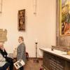 (ret)   Im Beisein von Baden Württembergs Ministerpräsidenten Winfried Kretschmann wurde am Sonntag in Bad Mergentheim das Jubiläum „500 Jahre Stuppacher Madonna“ gefeiert. Den Festgottesdienst zelebrierte der Bischof der Diözese Rottenburg-Stuttgart, Gebhard Fürst. Die Schriftlesung übernahm der Ministerpräsident. „Das vielleicht schönste und tiefsinnigste Madonnenbild der Welt hängt heute nicht in einer weltberühmten Gemäldegalerie – sondern hier in Stuppach“, sagte Kretschmann. „Und auch die Landesregierung weiß, dass der kulturelle und wirtschaftliche Erfolg Baden-Württembergs nicht nur von seiner Hauptstadt ausgeht, sondern von seiner großen Vielfalt profitiert. Die Stuppacher Madonna ist damit auch ein Symbol für unser pluralistisches und dezentrales Land.“ Bad Mergentheims Oberbürgermeister Udo Glatthaar erklärte, dass sich die Menschen in Stadt und Region glücklich schätzten, dass das Meisterwerk seit Jahrhunderten Teil ihrer Heimat sei,  so eine städtische Pressemitteilung. „Bad Mergentheim hat als Ausrichterin der Heimattage Baden-Württemberg 2016 den 500. Geburtstag der Stuppacher Madonna ganz bewusst zu einem der inhaltlichen Schwerpunkte gemacht“, so Glatthaar weiter. Eine ganze Reihe von Veranstaltungen habe dieses Bildnis zum Thema. Die  Stuppacher Madonna von Matthias Grünewald gilt als eines der bedeutendsten Gemälde der christlichen Kunst. Kaum ein Marienbild ist farbenprächtiger gestaltet und dichter in seiner Symbolik. 1532 ging die Madonna als Geschenk an den Deutschen Orden nach Bad Mergentheim über. Als die Residenz des Deutschen Ordens in Mergentheim endete, fand das Kunstwerk 1812 in der Pfarrkiche „Mariä Krönung“ des kleinen Örtchens Stuppach eine neue Heimat. In den Jahren 2011 und 2012 wurde das Bild gründlich restauriert und ist seither in der Seitenkapelle der Kirche zu bewundern. Gerlinde Dörr (rechts) von der katholischen Kirchengemeinde Stuppach stellte das berühmte Madonnen-Gemälde vor. Foto: Jens Hackmann
