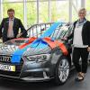 Thomas Pohl (geschäftsführender Vorstand des Gewinnsparvereins) und Anne Pretscher (Marketing der Volksbank Raiffeisenbank Rhön-Grabfeld) mit dem neune A3.