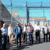 Ins Gefängnis gingen für einige Stunden Unternehmer und Manager, um sich über die Arbeitsbetriebe der Justizvollzugsanstalt Würzburg und den Ausbau der Zusammenarbeit mit Firmen „draußen“ zu informieren.