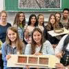 Bauhandwerk macht offenbar Spaß: die Schülerinnen und Schüler der 8. Klasse der Gemeinschaftsschule mit (von links) Lehrer Thomas Klein und Projektleiterin Luise Lübke.