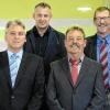 Die VS-Betriebsjubilare Andreas Günther Naake (Zweiter von links) und Kurt Kohlhepp (Vierter von links) mit Geschäftsführer Thomas Müller, Betriebsratsvorsitzendem Christoph Greß, stellvertretendem Bürgermeister Bernd Mayer und Geschäftsführer Philipp Müller (von links).
