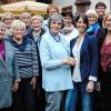 „Ein phänomenales Ergebnis": die Lohrer Hausfrauen rund um Adele Hauck übergaben Iris Aulenbach (vorne, Dritte von rechts) die Spenden aus der Straßensammlung zur Woche der Welthungerhilfe.