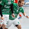 Mit grenzenlosem Jubel feierten die Zweitliga-Handballer der DJK Rimpar Wölfe (von links Max Bauer, Sebastian Kraus) am Samstag in der s.Oliver Arena das 26:20 über die SG Leutershausen und damit ihren sechsten Sieg in Serie.
