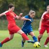ETSV-Spielerin Vanessa Heider (Mitte) setzt sich gegen Löchgaus Tammy Streicher (links) und Lisa Gayer (rechts) durch.