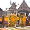 ILLUSTRATION - Zwei mit Apfelwein gefüllte Gläser und ein Bembel stehen am 04.08.2012 auf dem Römerberg in Frankfurt am Main auf dem Tisch einer Gaststätte.   Foto: Arne Dedert/dpa    (zu lhe-BLICKPUNKT vom 24.08.2014: Apfelwein als «Herzensangelegenheit»: Regionaltrend funktioniert) +++(c) dpa - Bildfunk+++ | Verwendung weltweit