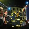 Die Atemschutzgeräteträger rüsten sich für den Einsatz bei der Nachtübung des Technischen Hilfswerks im Kitzinger Inno-Park.