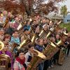 (mm)   Bereits zum fünften Mal treffen sich Tuba-Freunde aus ganz Deutschland an diesem Wochenende in Volkach zu einem Workshop. Beim Volkacher Tuba-Workshop gibt es deshalb am Samstag, 29. Oktober, gegen 12 Uhr vor dem Rathaus auf dem Marktplatz ein Ständchen von einem großen Tuba-Ensemble. Zum Workshop eingeladen haben das Deutsche Tubaforum, die Musikschule Volkacher Mainschleife sowie der Nordbayerische Musikbund. In der Volksschule Volkach werden 100 Musiker mit den tiefen Blechblasinstrumenten Tuba, Euphonium, Bariton und Tenorhorn von Freitag bis Sonntag ihr Spiel verfeinern, neue Literatur und Instrumente kennenlernen und auch im großen Ensemble spielen. Das Deutsche Tubaforum möchte sich mit dem Ständchen auf dem Marktplatz wie schon 2014 (im Bild) für die freundliche Aufnahme im Weinstädtchen sowie in der fränkischen Weinmetropole und für die gute Organisation vor Ort durch die Musikschule bedanken.