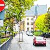 Sie wird ein kleines Kuriosum, die Georg-Berz-Straße in Volkach. Neben den Radlern dürfen nach dem Willen des Stadtrats auch einige Anlieger zweier Gassen die Straße auch gegen die vorgeschriebene Fahrtrichtung nutzen – vorausgesetzt, sie haben eine Ausnahmegenehmigung..