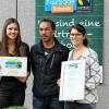Die Sprecherinnen des Schulteams, Lena Link und Lena Niersberger (von links), nehmen die Auszeichnung "Fairtrade-Schule" von George Levy Meister, Referent bei Fairtrade Deutschland, entgegen.