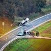 Auf der Straße zwischen Krautheim und Obervolkach kam ein VW-Bus mit Anhänger ins Schleudern und landete kopfüber im Straßengraben, wo er fast senkrecht steckenblieb. Der Fahrer konnte sich mit Hilfe anderer Verkehrsteilnehmern aus seiner misslichen Lage befreien. Er saß allein im Bus. Offenbar wurde er nicht schwer verletzt, trotzdem wurde der Rettungsdienst gerufen. Da der Bus drohte, auf die Fahrbahn zurückzukippen, wurden die Feuerwehren aus Volkach und Obervolkach alarmiert. Die Straße ist derzeit komplett gesperrt. Da es sich um die Umleitungsstrecke der B 286 handelt, staut es sich.   Foto: Hanns Strecker