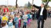 Pastoralreferent Norbert Zettelmeier weiht den neuen Pausenhof der Grundschule Hofheim.