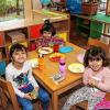 „Nicht das Kind muss sich der Umgebung anpassen, sondern die Umgebung dem Kind.“ Nach diesem Zitat von Maria Montessori arbeitet das städtische Kinderhaus Sonnenblume in Lengfeld. Diesen Mädels macht es dort jedenfalls Spaß.