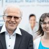 Nach 20 Jahren übergibt Friedbert Rüb die Leitung der Berufsfachschule für Altenpflege und Altenpflegehilfe an eine ehemalige Schülerin, Daniela Hünlein, und nach einer Übergangszeit verabschiedet er sich dann in den Ruhestand.