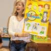 Rosi Wanner stellt im Rahmen der Lesewoche in der Grundschule „Die Karottenbande“ vor.